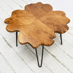 Table basse en bois naturel à bords bruts, 4 panneaux, 1 personne, pieds épingles