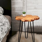 Table basse en bois naturel à bords bruts, 4 panneaux, 1 personne, pieds épingles