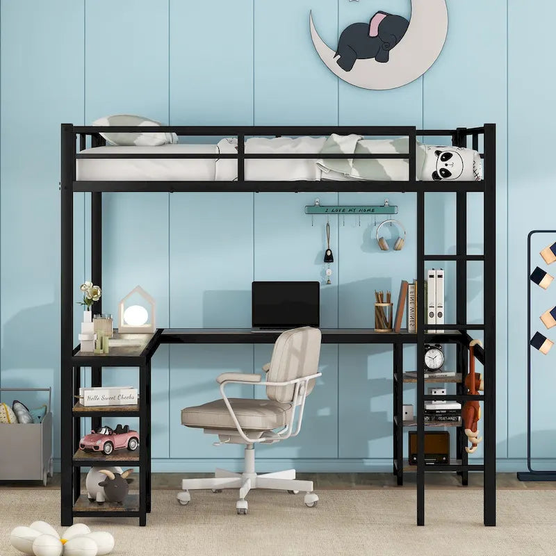 Lit mezzanine en métal noir pleine grandeur en forme de L avec bureau, étagères, échelle et barrières de sécurité, 1 personne