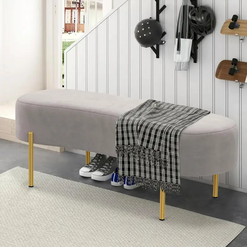 Banc ottoman rembourré en velours blanc/gris avec pieds en métal doré, une place